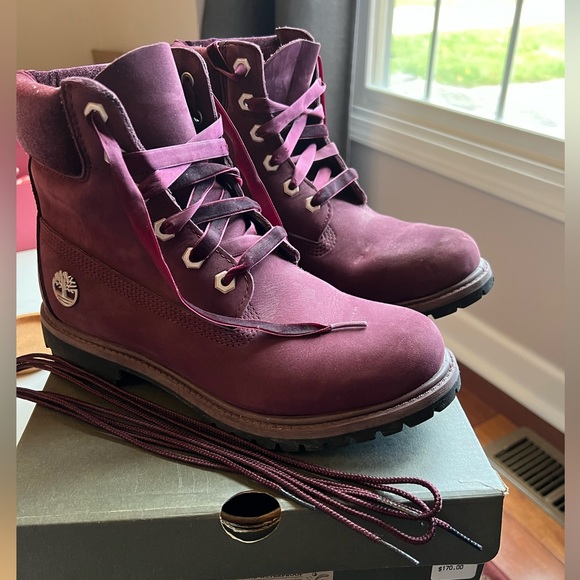 Women’s Burgundy velvet Timberland boots. - Picture 4 of 11